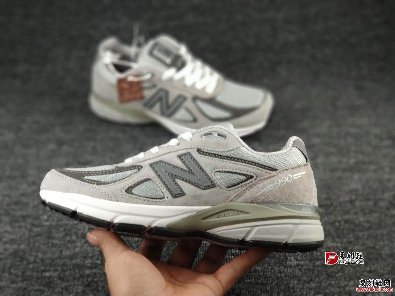 新百伦 NB New Balance 990 复古跑鞋作为 80 年代最具代表性跑鞋设计