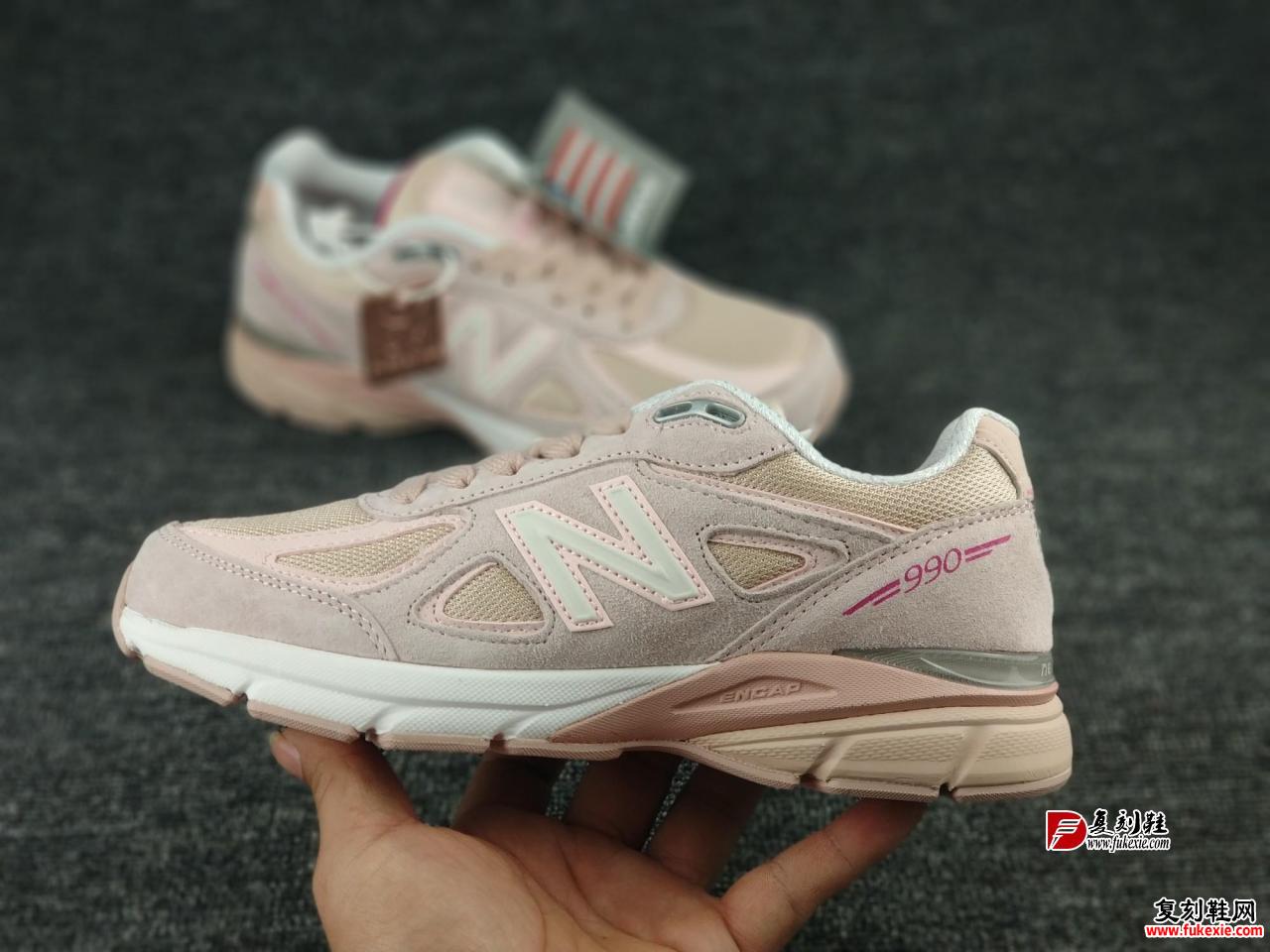 新百伦 NB New Balance 990 复古跑鞋作为 80 年代最具代表性跑鞋设计