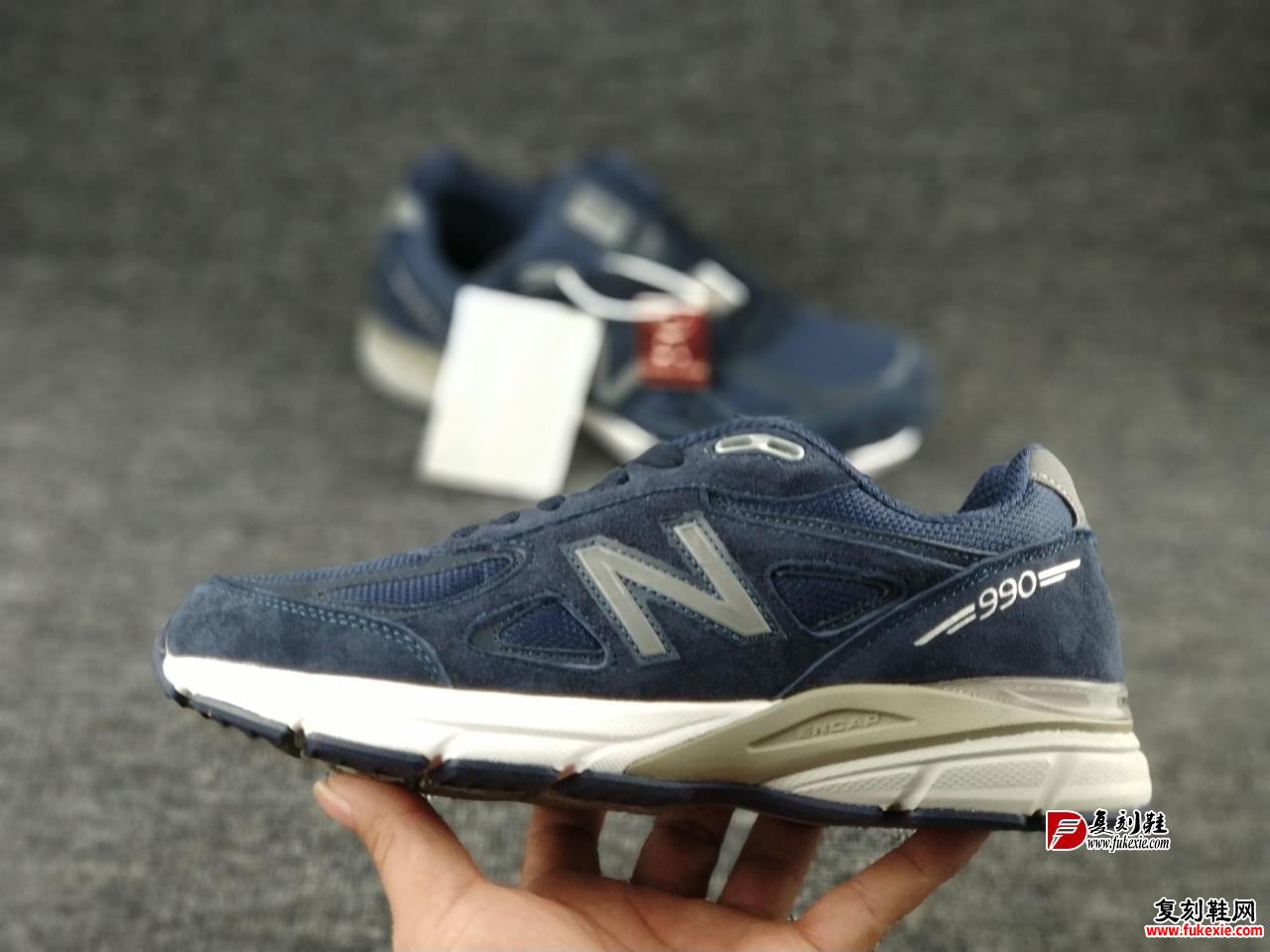新百伦 NB New Balance 990 复古跑鞋作为 80 年代最具代表性跑鞋设计