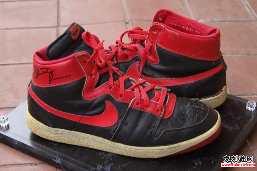 迈克尔·乔丹(Michael Jordan)Nike Air Ship Banned Air Jordan 1 1984