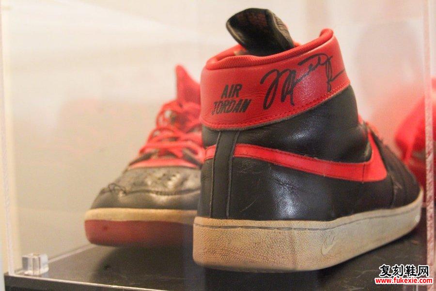 迈克尔·乔丹（Michael Jordan）Nike Air Ship Banned Air Jordan 1