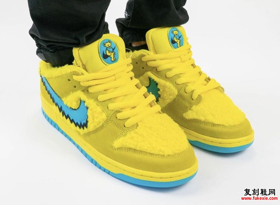 Grateful Dead Nike SB Dunk Low Yellow Bear CJ5378-700在脚上