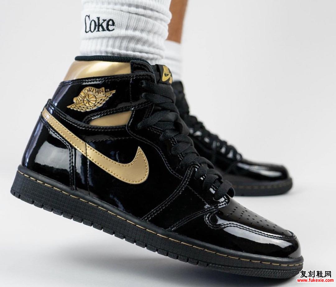 Air Jordan 1 Black Gold 555088-032在脚上