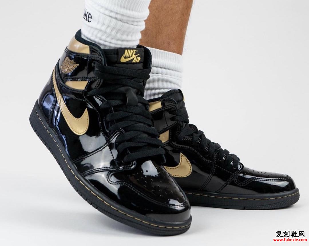 Air Jordan 1 Black Gold 555088-032在脚上