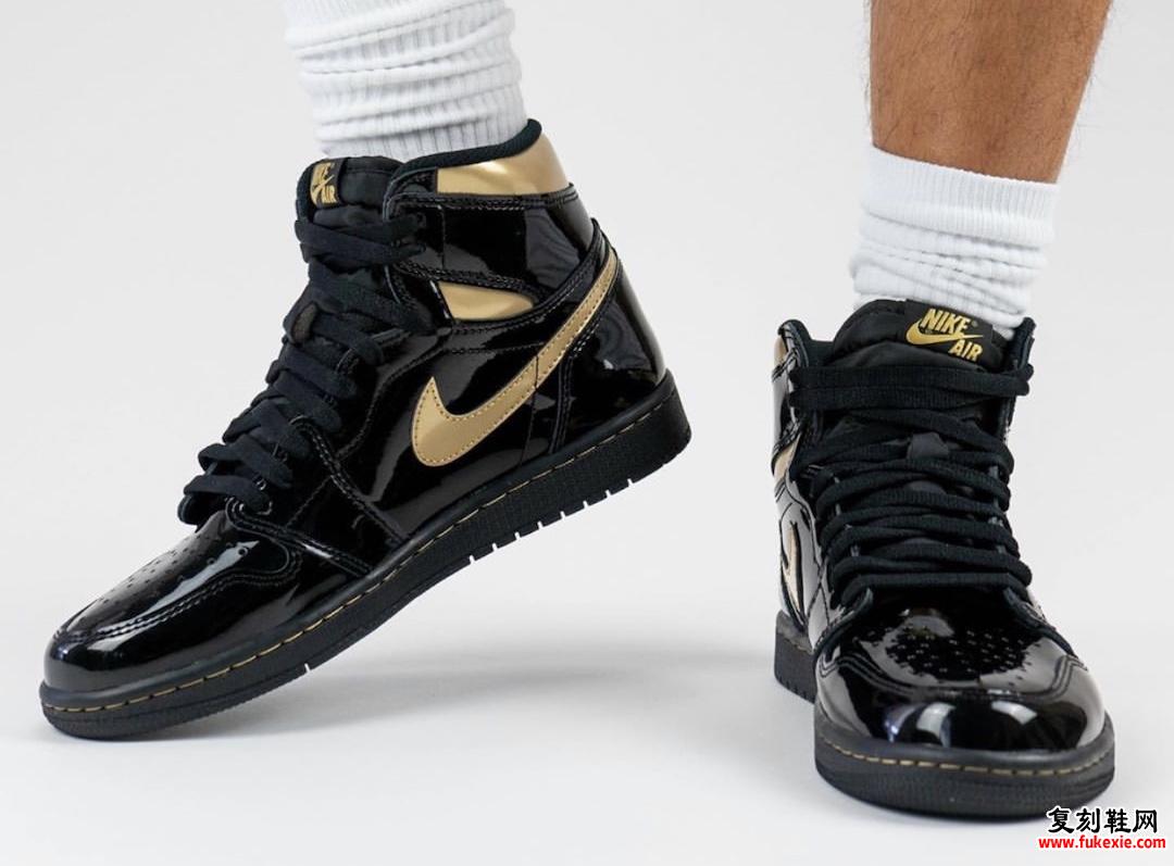 Air Jordan 1 Black Gold 555088-032在脚上