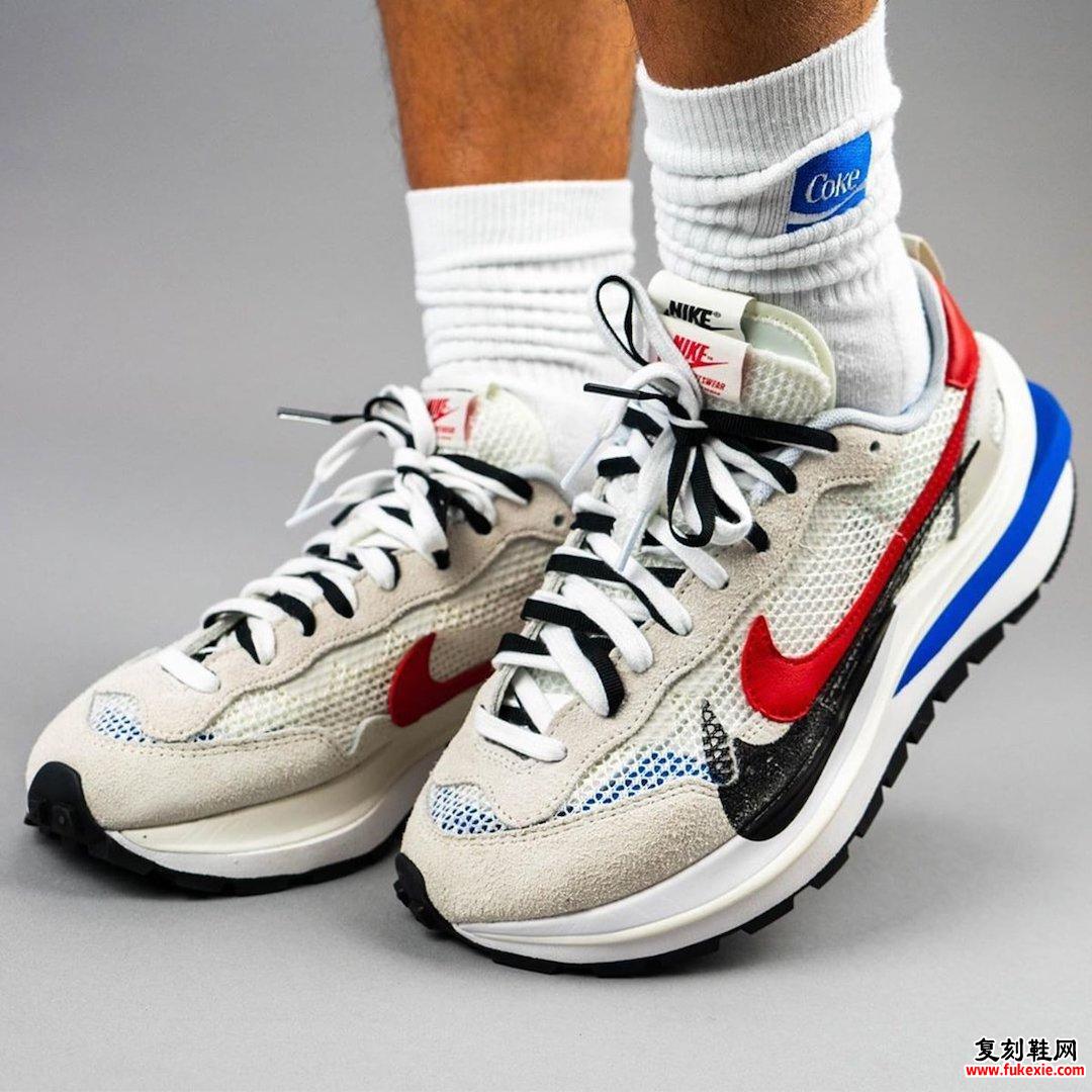 sacai Nike VaporWaffle Sail Light Bone Game Royal CV1363-100在脚上