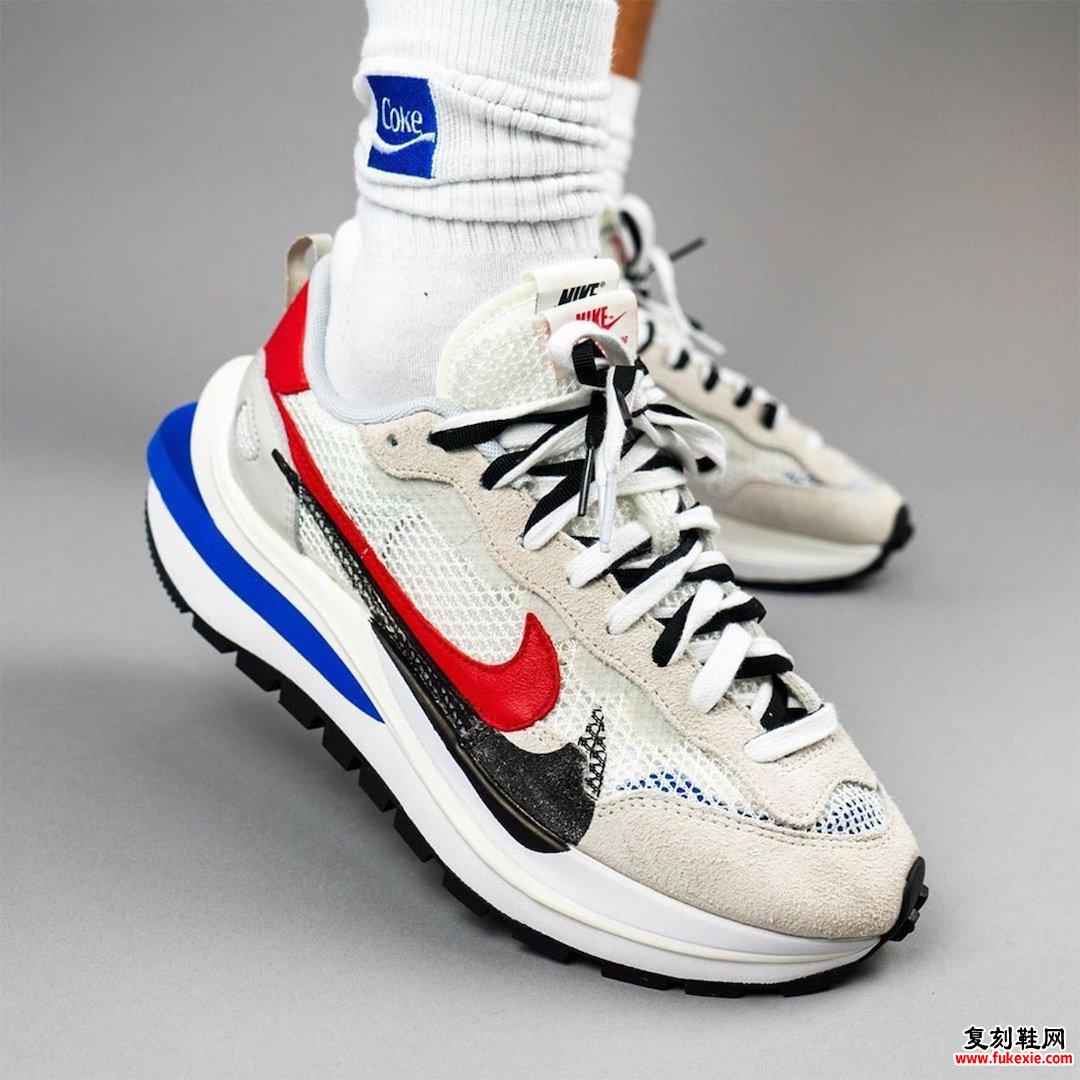 sacai Nike VaporWaffle Sail Light Bone Game Royal CV1363-100在脚上