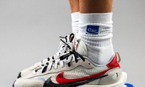sacai Nike VaporWaffle Sail Light Bone Game Royal CV1363-100在脚上