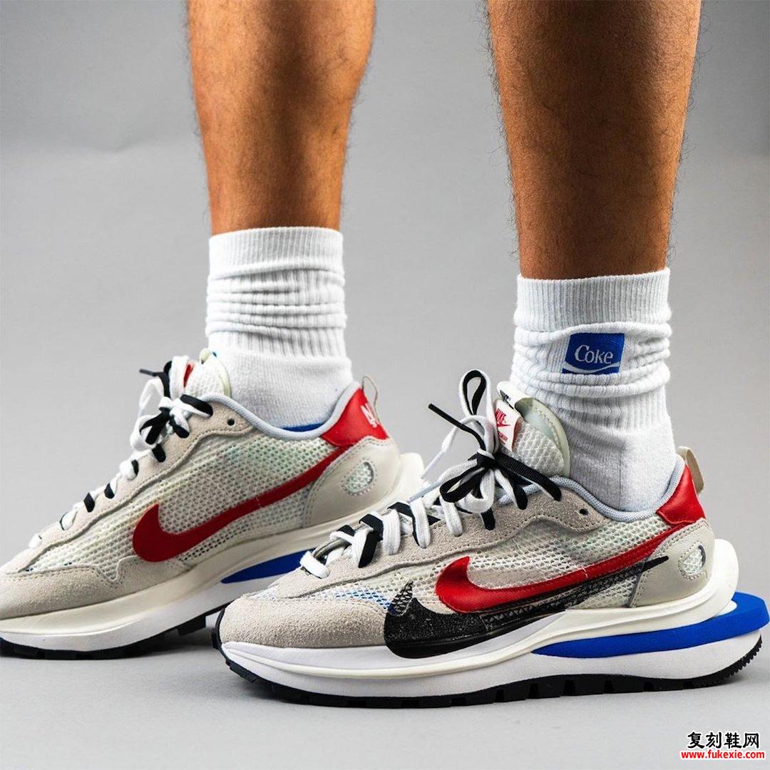 sacai Nike VaporWaffle Sail Light Bone Game Royal CV1363-100在脚上