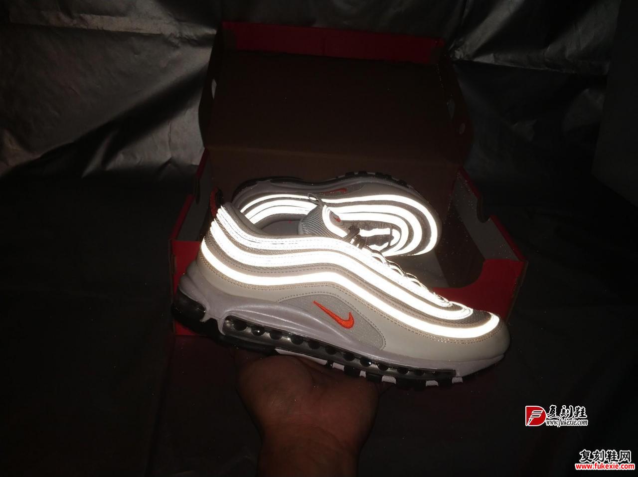 Air Max 97 PRM 灰橙此款以魅惑十足的灰橙装饰鞋身，