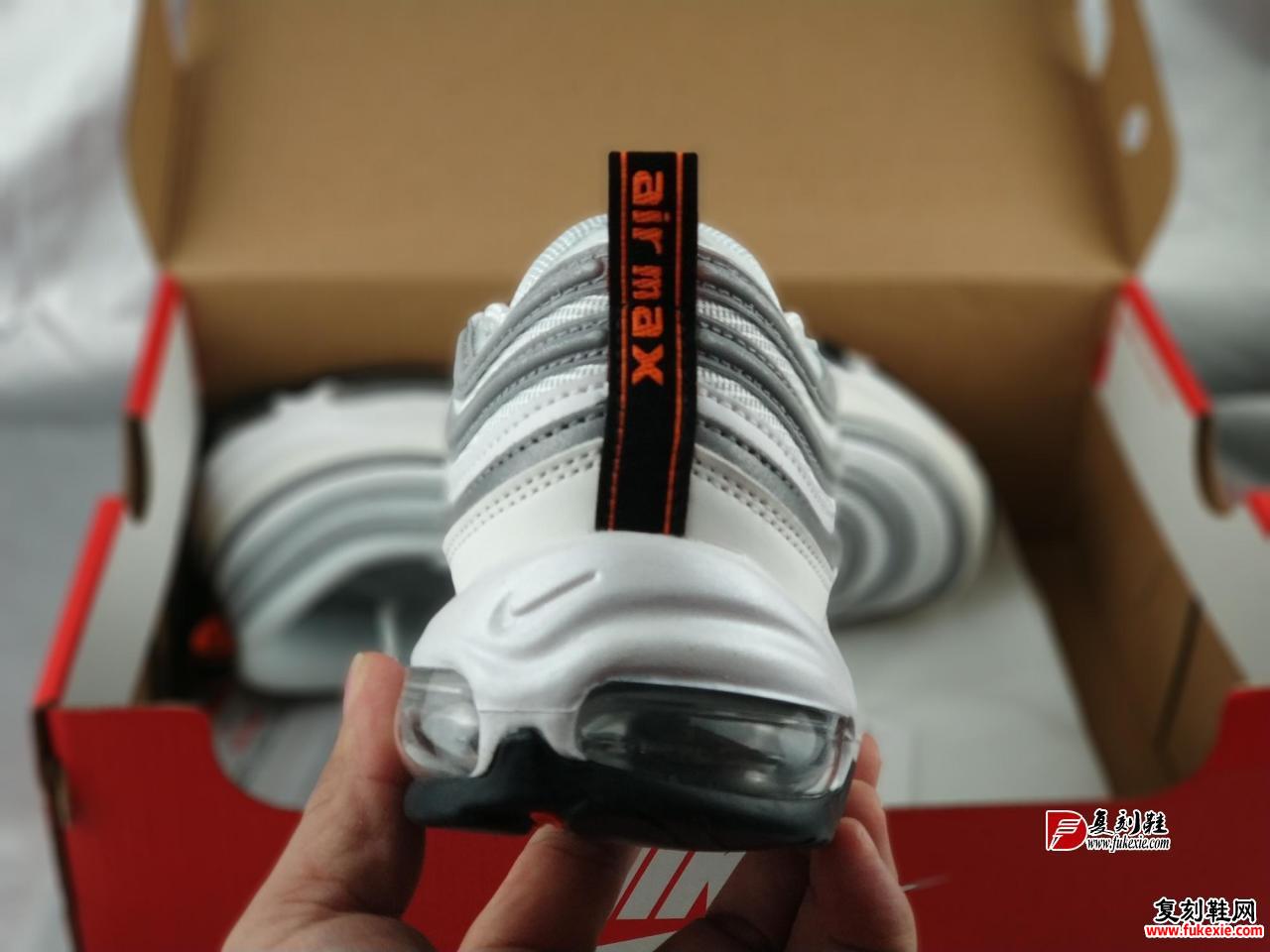 Air Max 97 PRM 灰橙此款以魅惑十足的灰橙装饰鞋身，