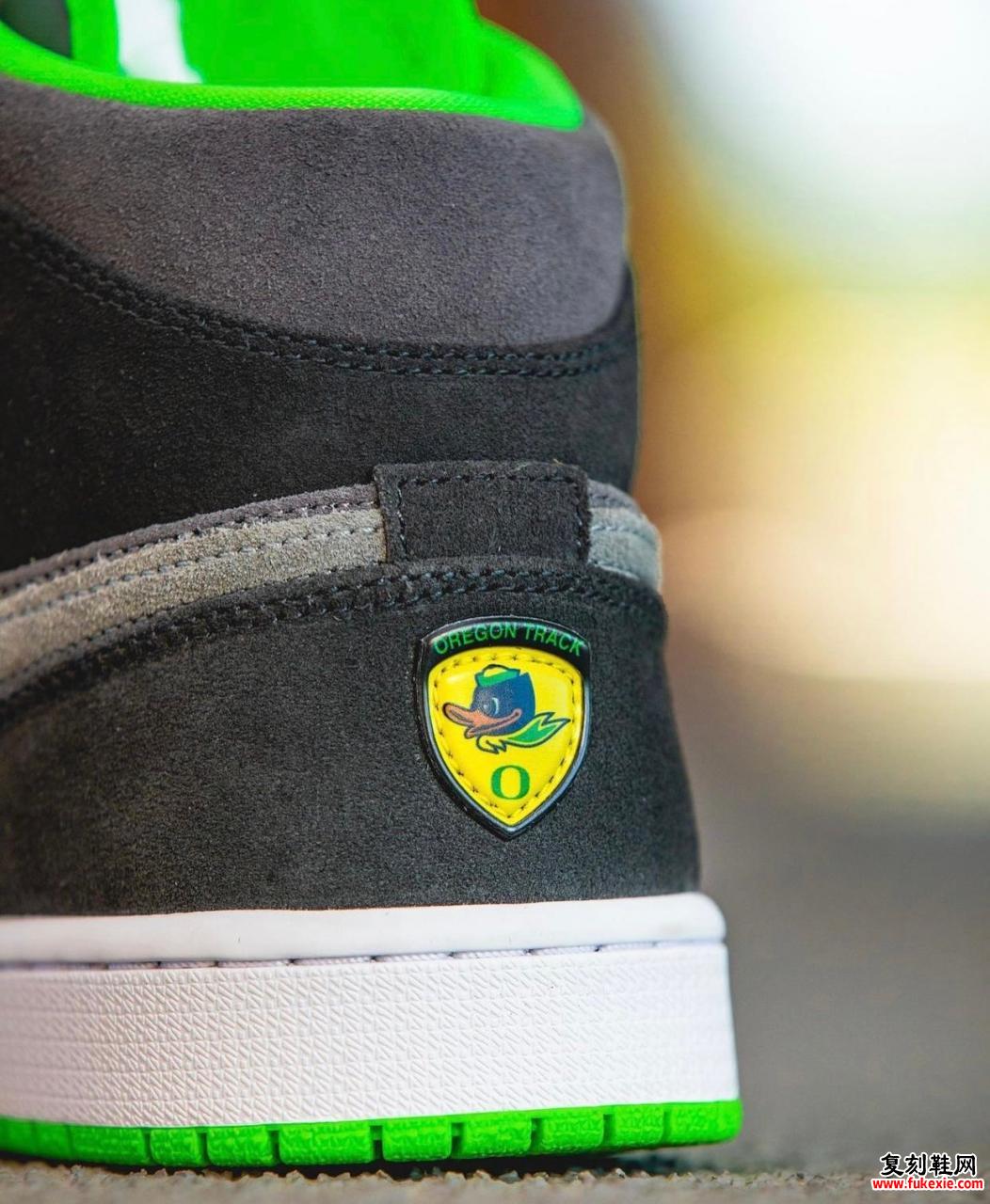 Air Jordan 1 Mid Oregon Ducks PE 2021