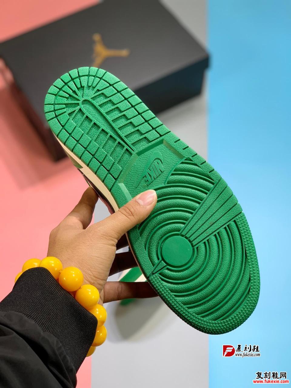 Air Jordan 1 MID“Pine Green”  选用了黑白绿三色的配套方案