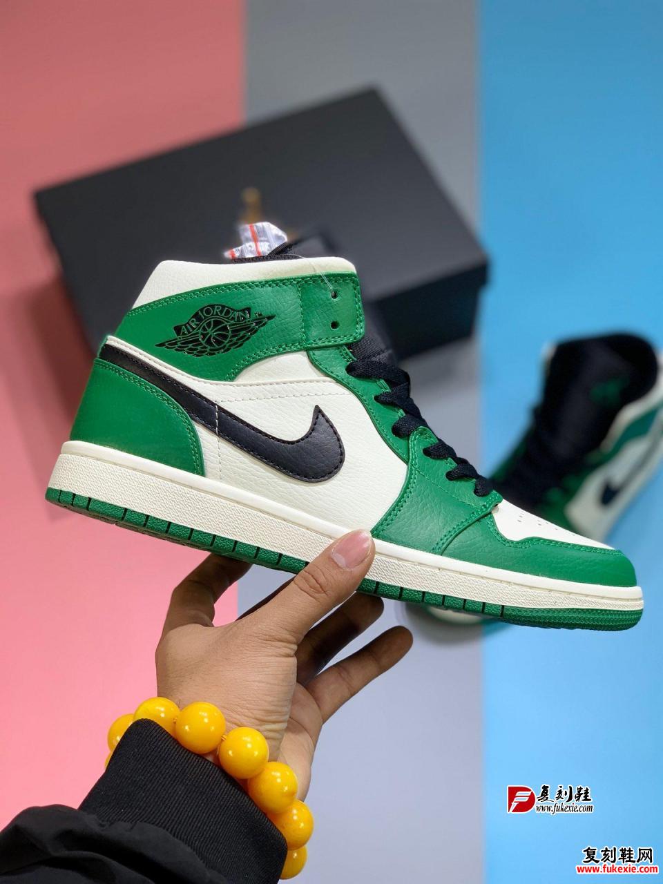 Air Jordan 1 MID“Pine Green”  选用了黑白绿三色的配套方案