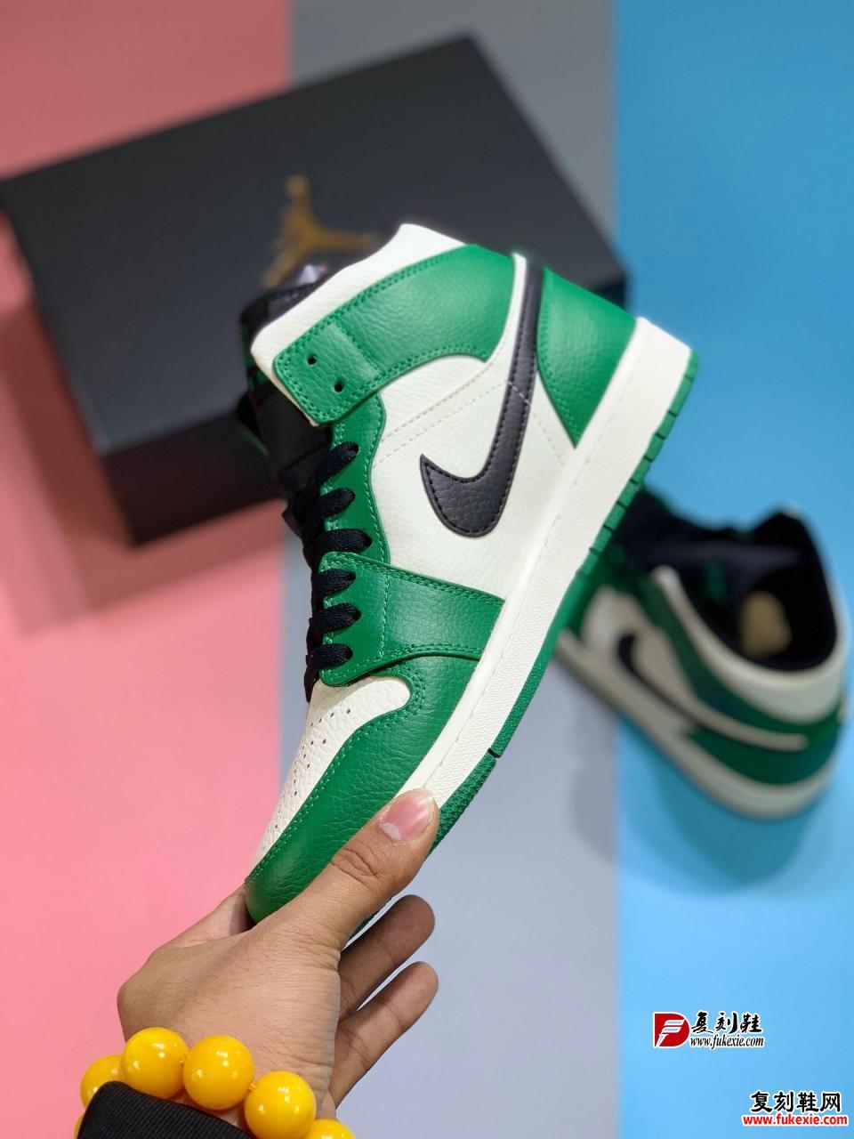 Air Jordan 1 MID“Pine Green”  选用了黑白绿三色的配套方案