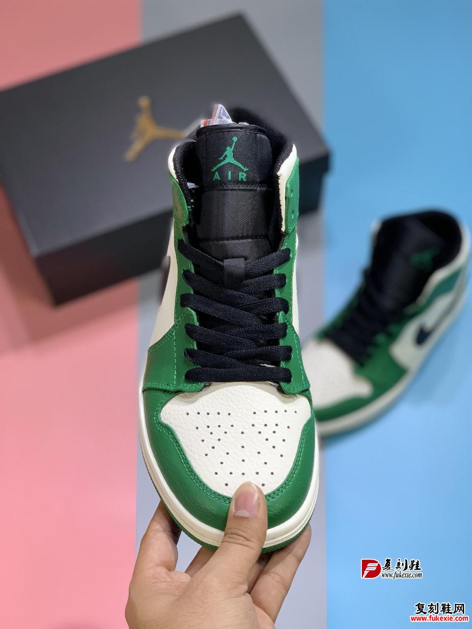 Air Jordan 1 MID“Pine Green”  选用了黑白绿三色的配套方案