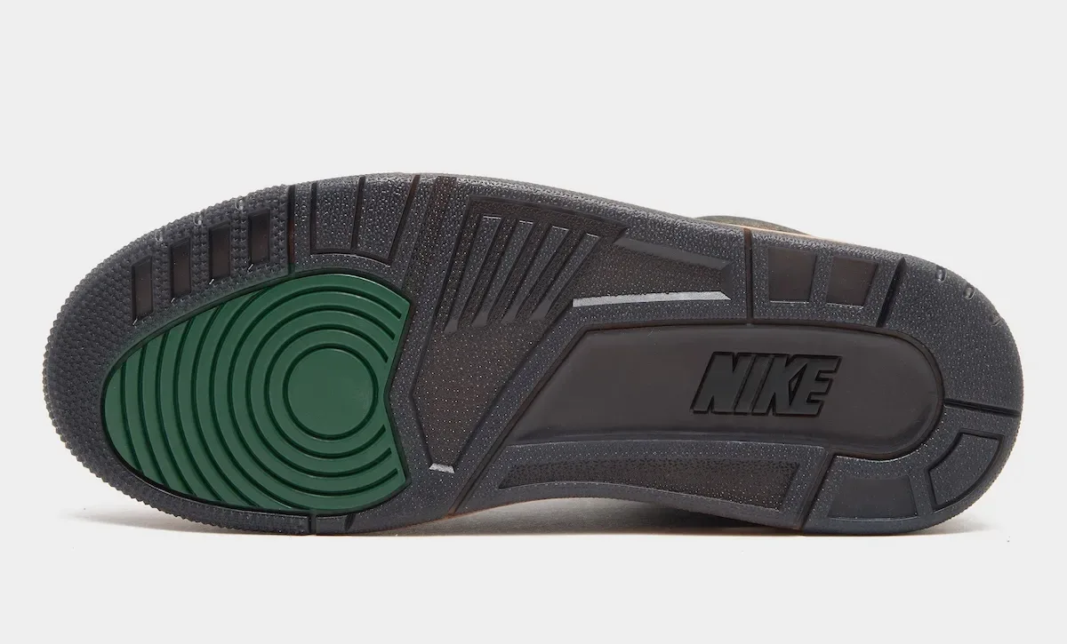 2026年11月Air Jordan 3 “Not Nice”坏圣诞老人暗黑裂纹复古做旧生胶底深度全面独家评测插图4 2026年11月Air Jordan 3 “Not Nice”坏圣诞老人暗黑裂纹复古做旧生胶底深度全面独家评测
