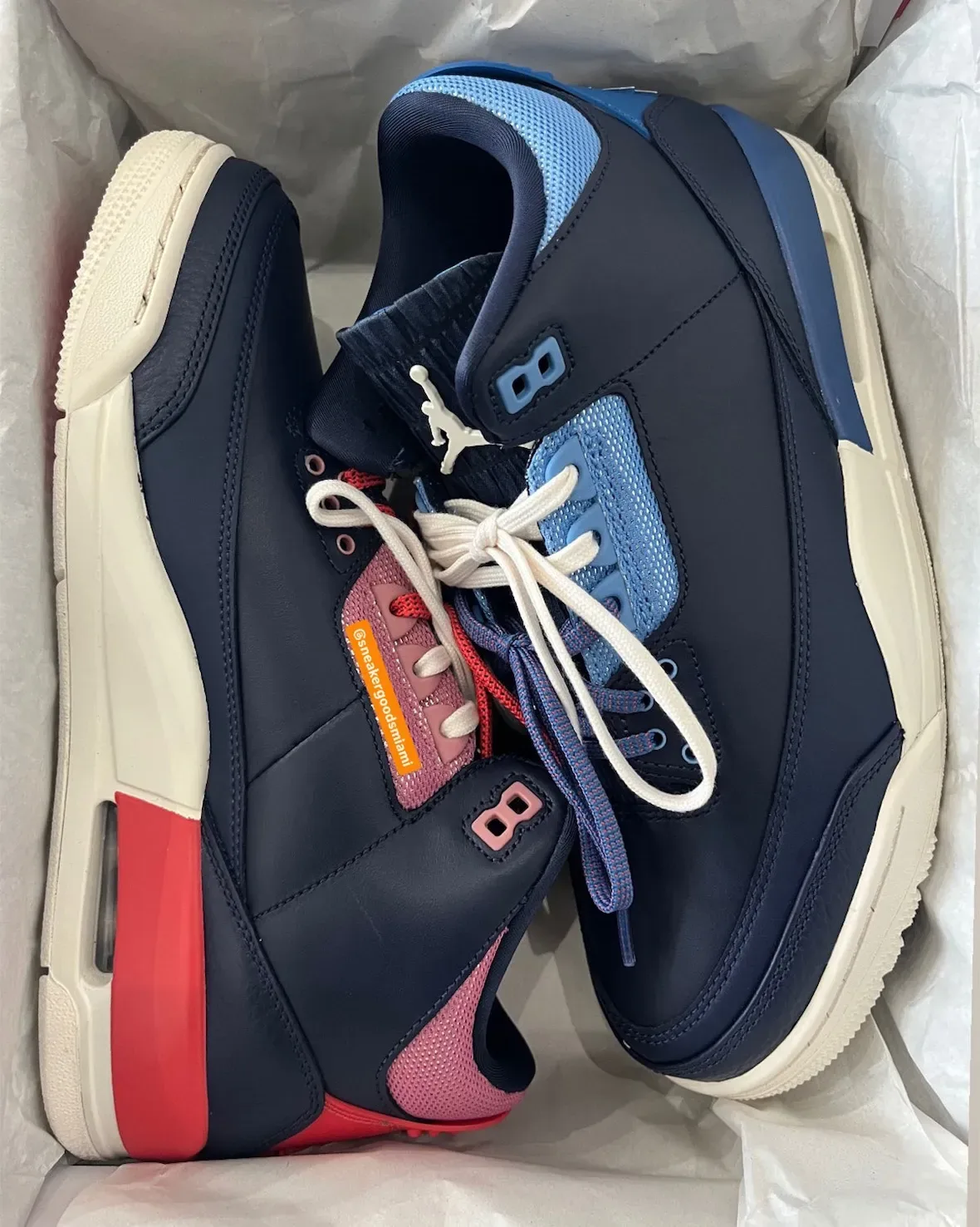 2026年8月女款AIR JORDAN 3 “SPORTS RENAISSANCE”鸳鸯红蓝撞色深度前瞻实战评测插图1 2026年8月女款AIR JORDAN 3 “SPORTS RENAISSANCE”鸳鸯红蓝撞色深度前瞻实战评测