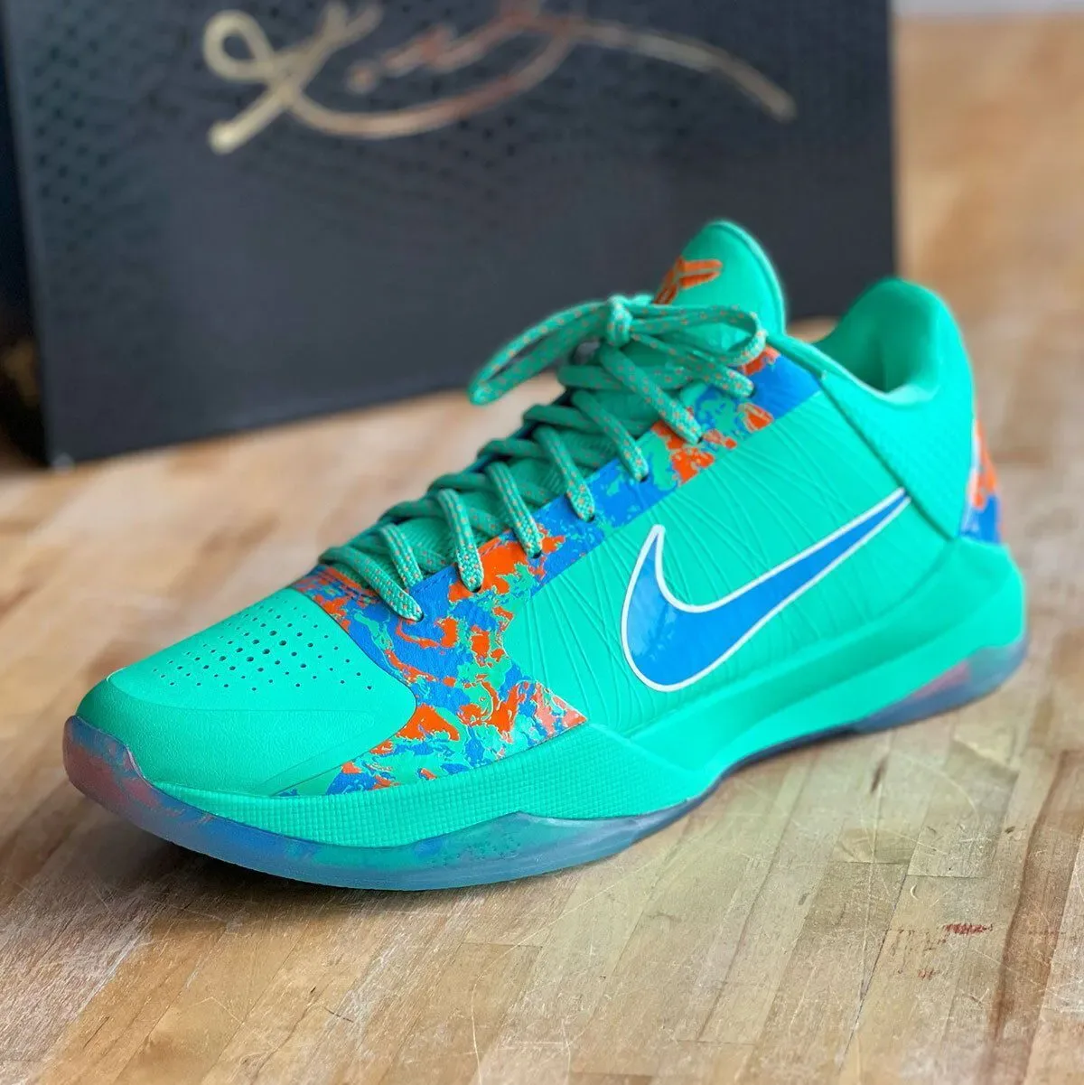 从球员独占到公开发售：Nike Kobe 5 Protro “NY vs. NY” 2026年8月4日登陆 Foot Locker