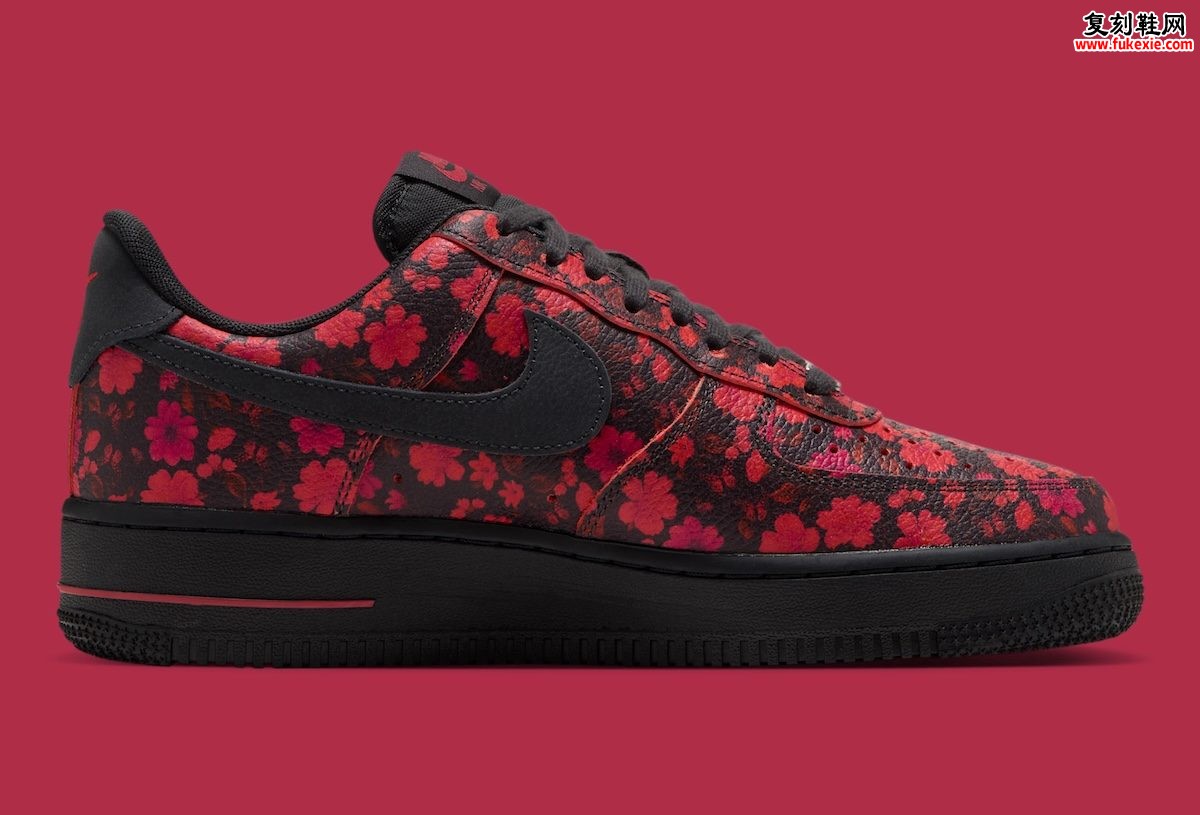 Nike Air Force 1 Low Covered in “Red Floral”黑色绒面革满印花卉刺绣女款2026年8月16日发售插图2 Nike Air Force 1 Low Covered in “Red Floral”黑色绒面革满印花卉刺绣女款2026年8月16日发售