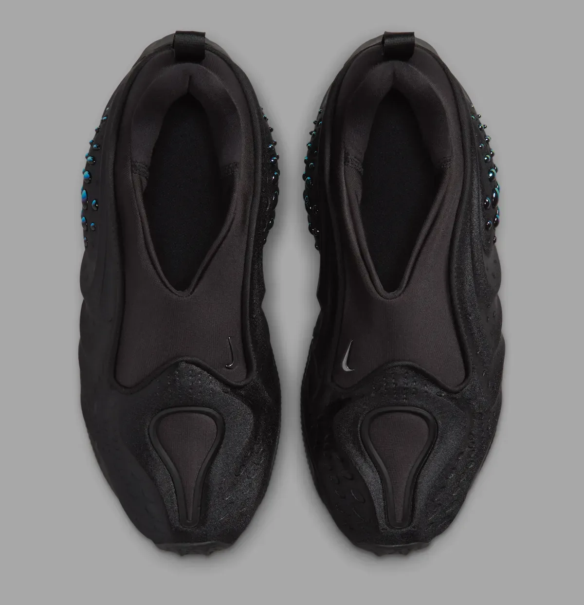 Nike First Sight Shadow “Black” 全黑一脚蹬官图曝光,Alpha Project基因重塑千禧年篮球鞋未来感插图3 Nike First Sight Shadow “Black” 全黑一脚蹬官图曝光,Alpha Project基因重塑千禧年篮球鞋未来感