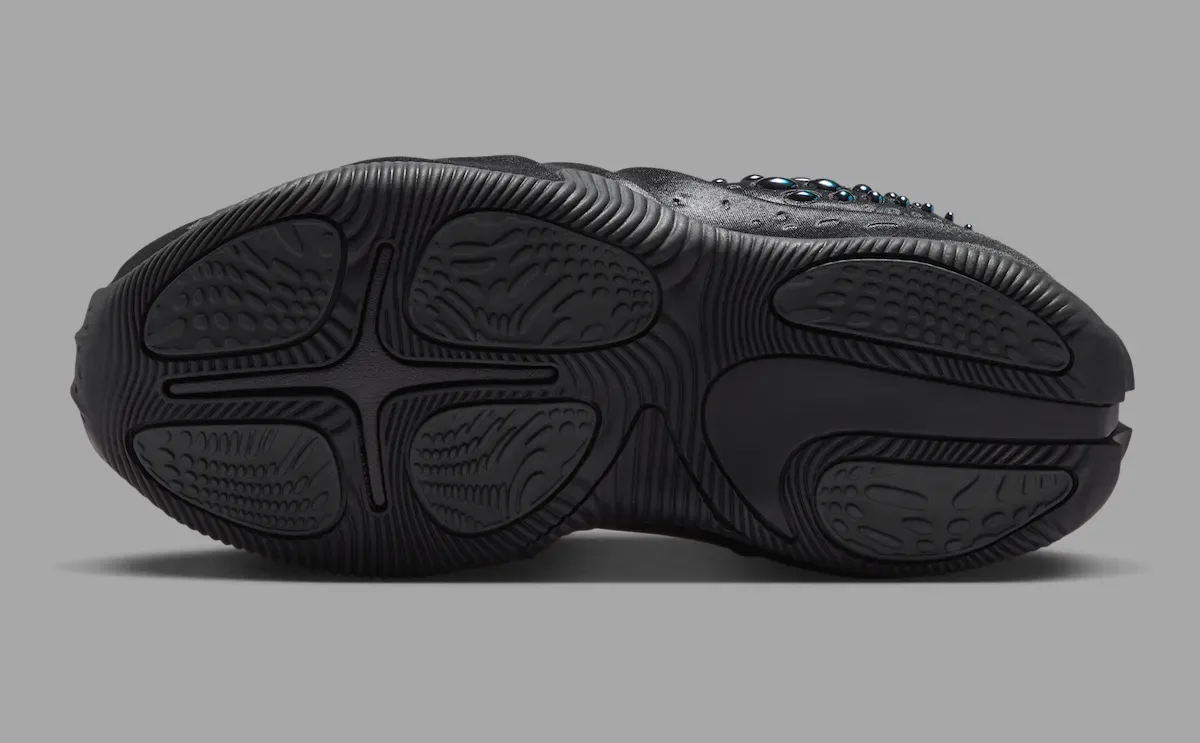 Nike First Sight Shadow “Black” 全黑一脚蹬官图曝光,Alpha Project基因重塑千禧年篮球鞋未来感插图5 Nike First Sight Shadow “Black” 全黑一脚蹬官图曝光,Alpha Project基因重塑千禧年篮球鞋未来感