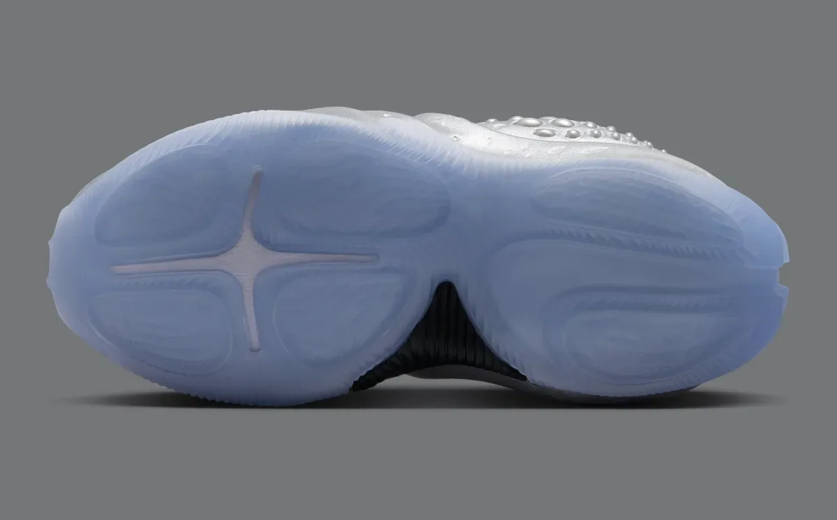 Nike First Sight Shadow “Metallic Silver” 7月24日发售,液态金属质感重新诠释Foamposite未来主义插图5 Nike First Sight Shadow “Metallic Silver” 7月24日发售,液态金属质感重新诠释Foamposite未来主义
