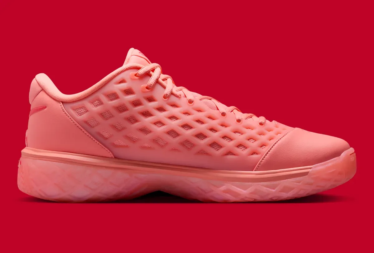 Nike Kobe 3 Low Protro “Atomic Pink” 7月1日正式发售,Brandon McCoy Hoop Summit首秀同款猛男粉实战回归插图2 Nike Kobe 3 Low Protro “Atomic Pink” 7月1日正式发售,Brandon McCoy Hoop Summit首秀同款猛男粉实战回归