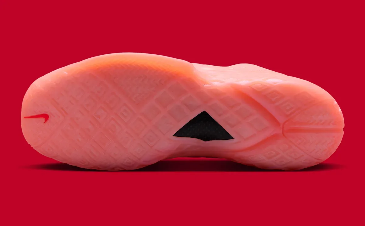 Nike Kobe 3 Low Protro “Atomic Pink” 7月1日正式发售,Brandon McCoy Hoop Summit首秀同款猛男粉实战回归插图5 Nike Kobe 3 Low Protro “Atomic Pink” 7月1日正式发售,Brandon McCoy Hoop Summit首秀同款猛男粉实战回归