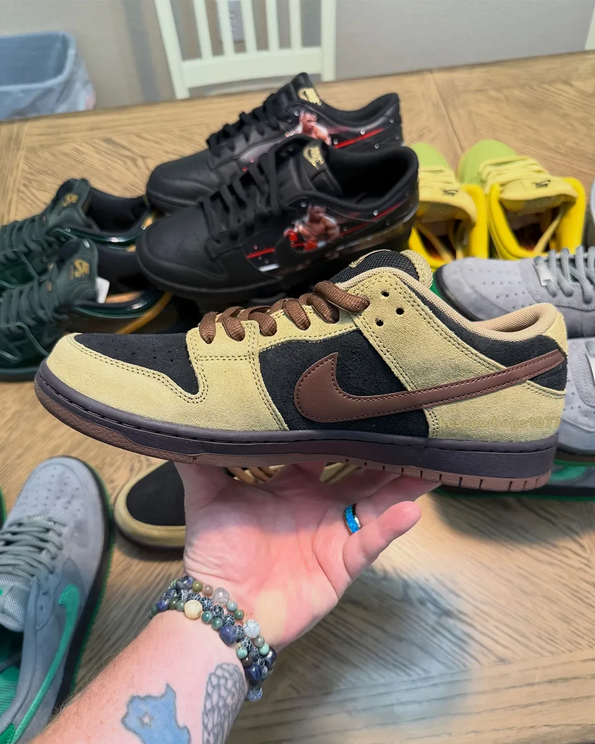 Nike SB Dunk Low “Filbert/Light Chocolate” 实物首曝，大地色反转 Skeletor 经典构型