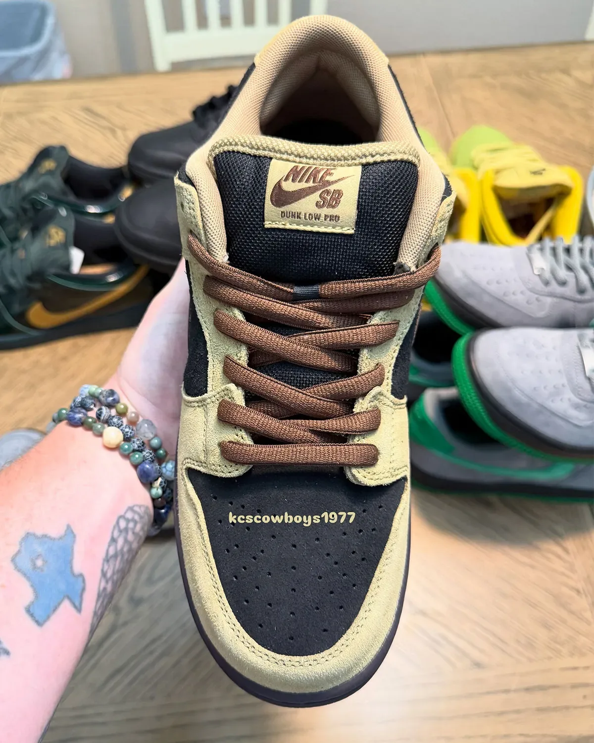 Nike SB Dunk Low “Filbert/Light Chocolate” 实物首曝，大地色反转 Skeletor 经典构型
