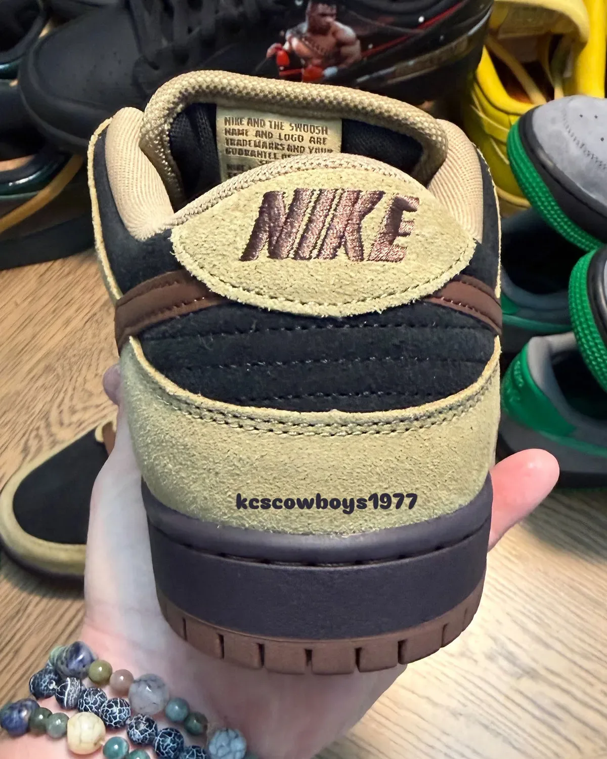 Nike SB Dunk Low “Filbert/Light Chocolate” 实物首曝，大地色反转 Skeletor 经典构型