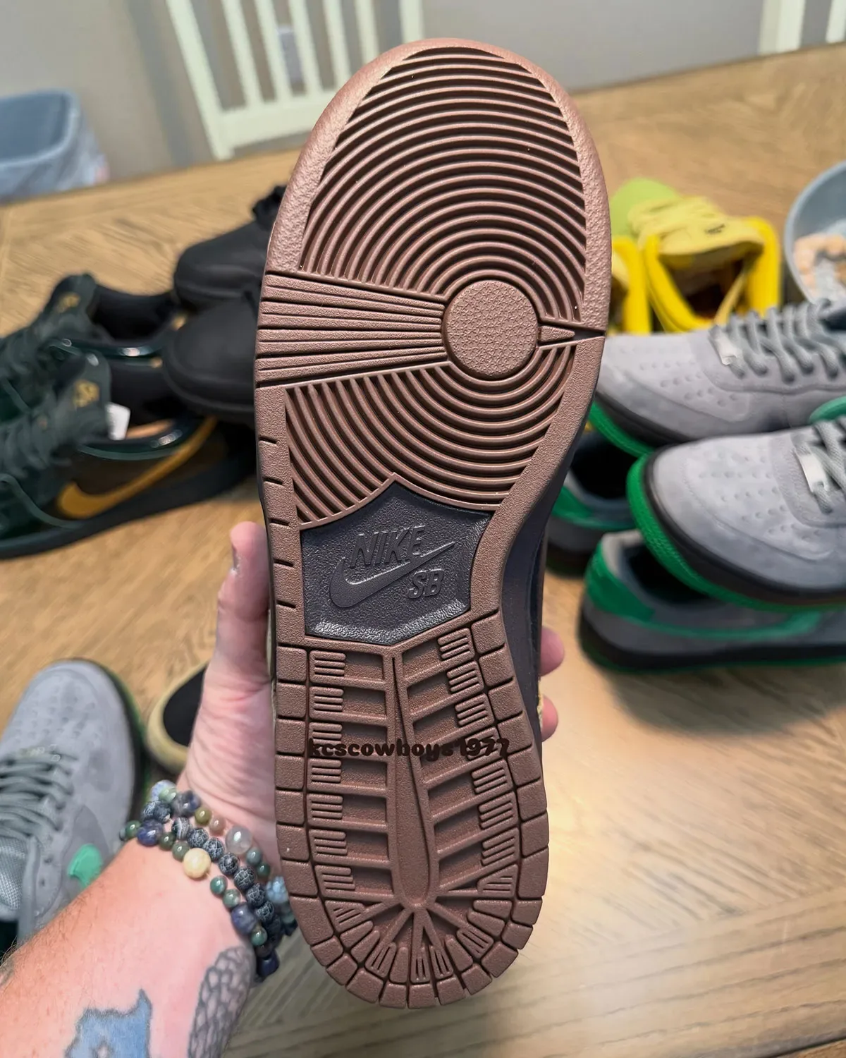 Nike SB Dunk Low “Filbert/Light Chocolate” 实物首曝，大地色反转 Skeletor 经典构型