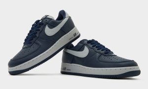 Nike Air Force 1 Low ’01 “College Navy”学院海军蓝浅烟灰配色回归 复古2001鞋型130美元发售缩略图