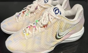 Caitlin Clark 签名鞋 Nike Caitlin 1 “友谊手链” 泰勒·斯威夫特灵感 珍珠粉虹彩鞋面 2027年2月24日发售缩略图