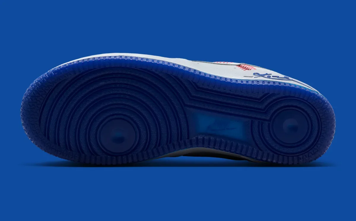 灰色皮革红色棒球缝线蛇纹Swoosh，Nike Kobe Air Force 1 Protro “Dodgers” 8月15日致敬洛杉矶