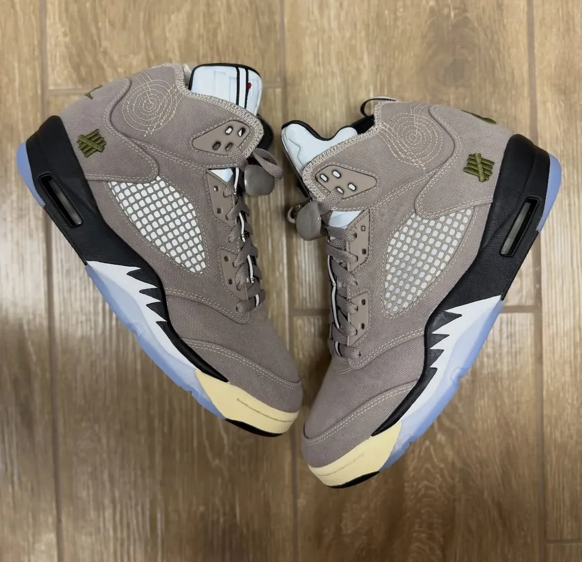 the Undefeated x Air Jordan 5 “Moon Fossil” 全明星发售军事风独家深度评测与搭配建议插图3 the Undefeated x Air Jordan 5 “Moon Fossil” 全明星发售军事风独家深度评测与搭配建议
