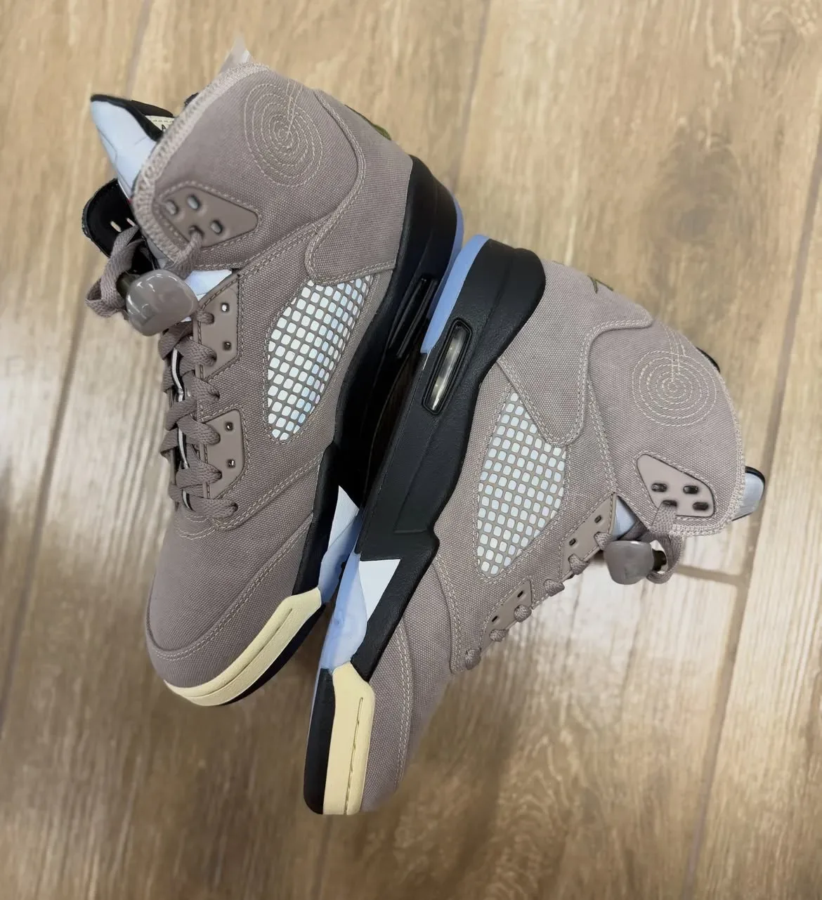 the Undefeated x Air Jordan 5 “Moon Fossil” 全明星发售军事风独家深度评测与搭配建议插图4 the Undefeated x Air Jordan 5 “Moon Fossil” 全明星发售军事风独家深度评测与搭配建议