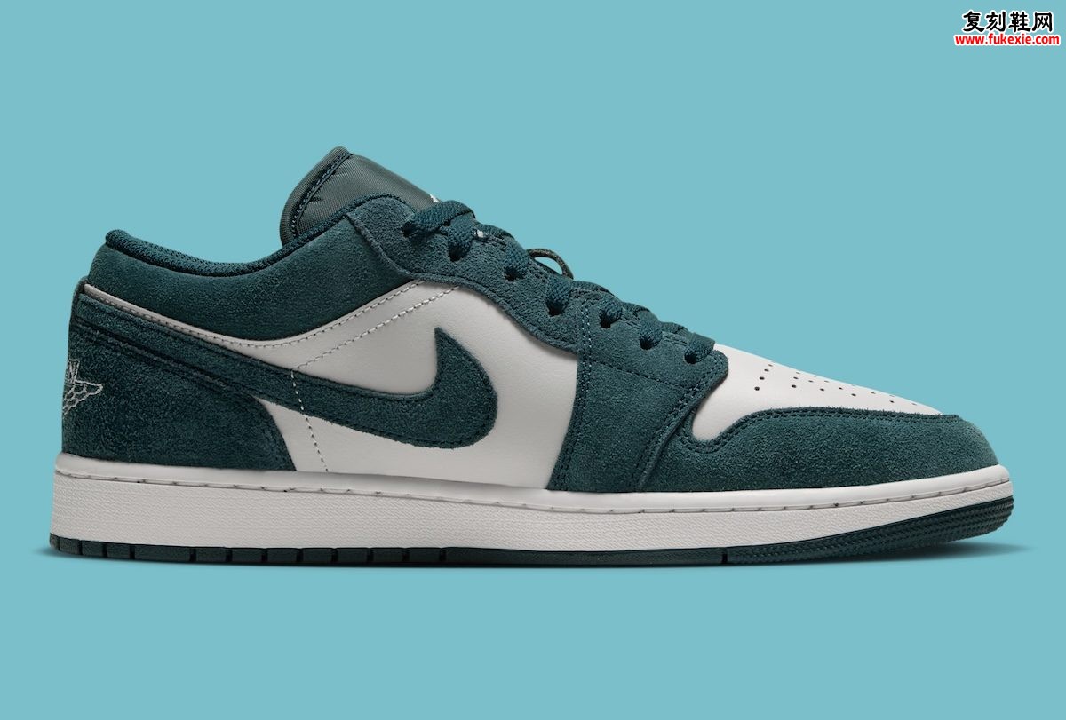 Air Jordan 1 Low “Midnight Spruce”午夜云杉深绿麂皮2026秋季复古质感独家评测插图2 Air Jordan 1 Low “Midnight Spruce”午夜云杉深绿麂皮2026秋季复古质感独家评测