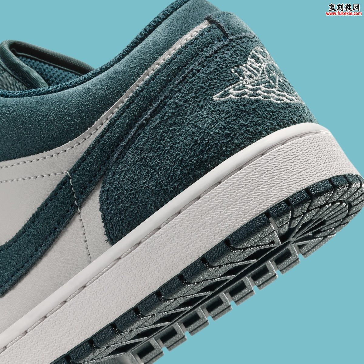 Air Jordan 1 Low “Midnight Spruce”午夜云杉深绿麂皮2026秋季复古质感独家评测插图6 Air Jordan 1 Low “Midnight Spruce”午夜云杉深绿麂皮2026秋季复古质感独家评测