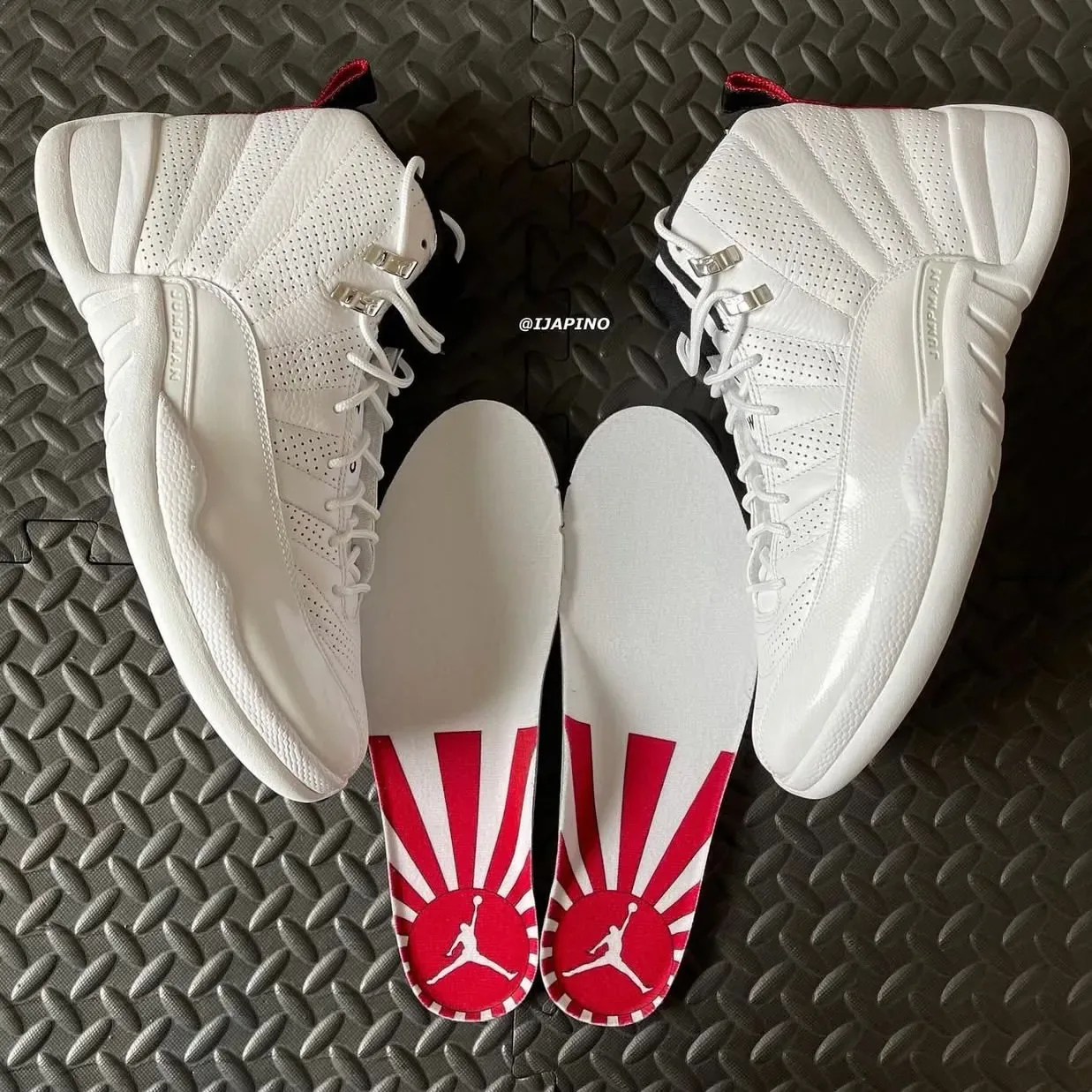 Air Jordan 12 “Rising Sun”内衬旭日旗图案引发的召回改版风波与十五年未复刻之谜:设计灵感还是历史禁忌,球鞋文化独家深度解析与收藏价值观察插图5 Air Jordan 12 Rising Sun with original, banned insoles.
