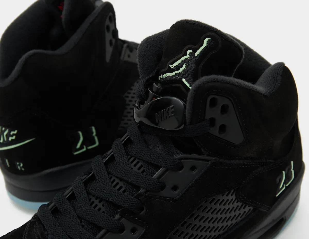 Air Jordan 5 “Halloween”万圣节2026发售日期价格货号HQ7978-001夜光绿黑麂皮红鲨鱼齿插图5 Air Jordan 5 “Halloween”万圣节2026发售日期价格货号HQ7978-001夜光绿黑麂皮红鲨鱼齿