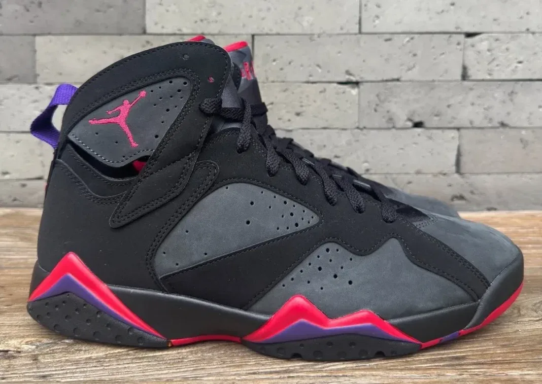 Air Jordan 7 OG “Playoffs” 2027复刻评测:昵称滞后之谜与Dark Smoke Grey元年材质回归解析插图 Air Jordan 7 OG “Playoffs” 2027复刻评测:昵称滞后之谜与Dark Smoke Grey元年材质回归解析