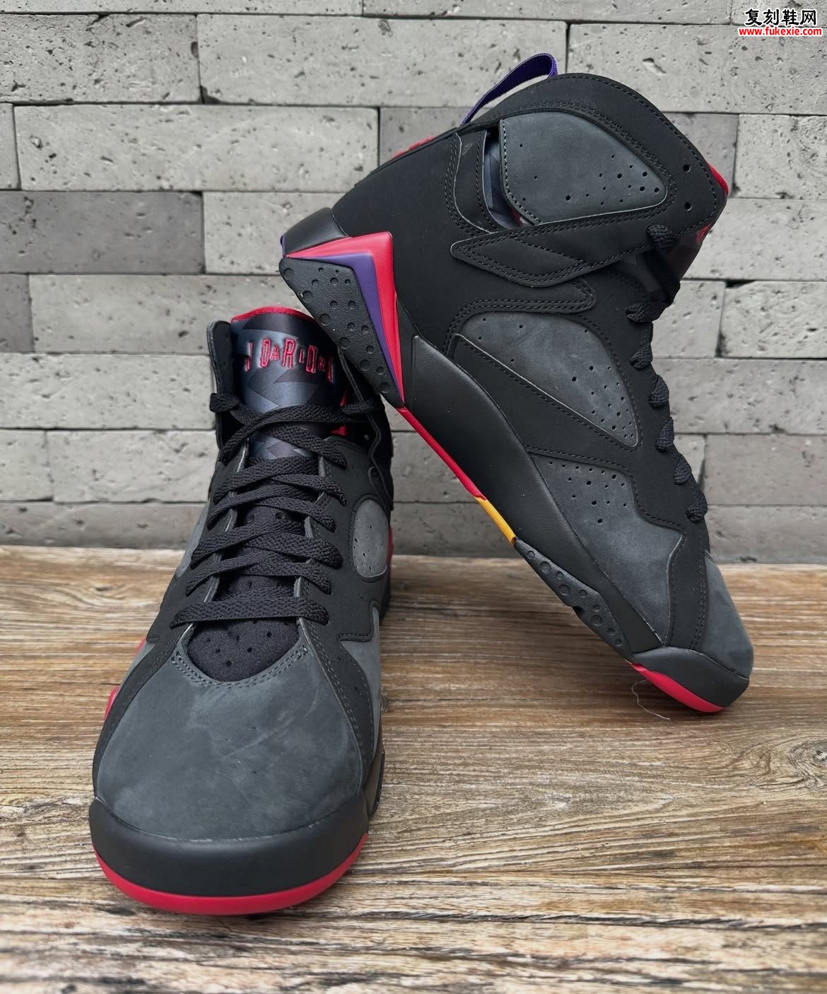 Air Jordan 7 OG “Playoffs” 2027复刻评测:昵称滞后之谜与Dark Smoke Grey元年材质回归解析插图4 Air Jordan 7 OG “Playoffs” 2027复刻评测:昵称滞后之谜与Dark Smoke Grey元年材质回归解析