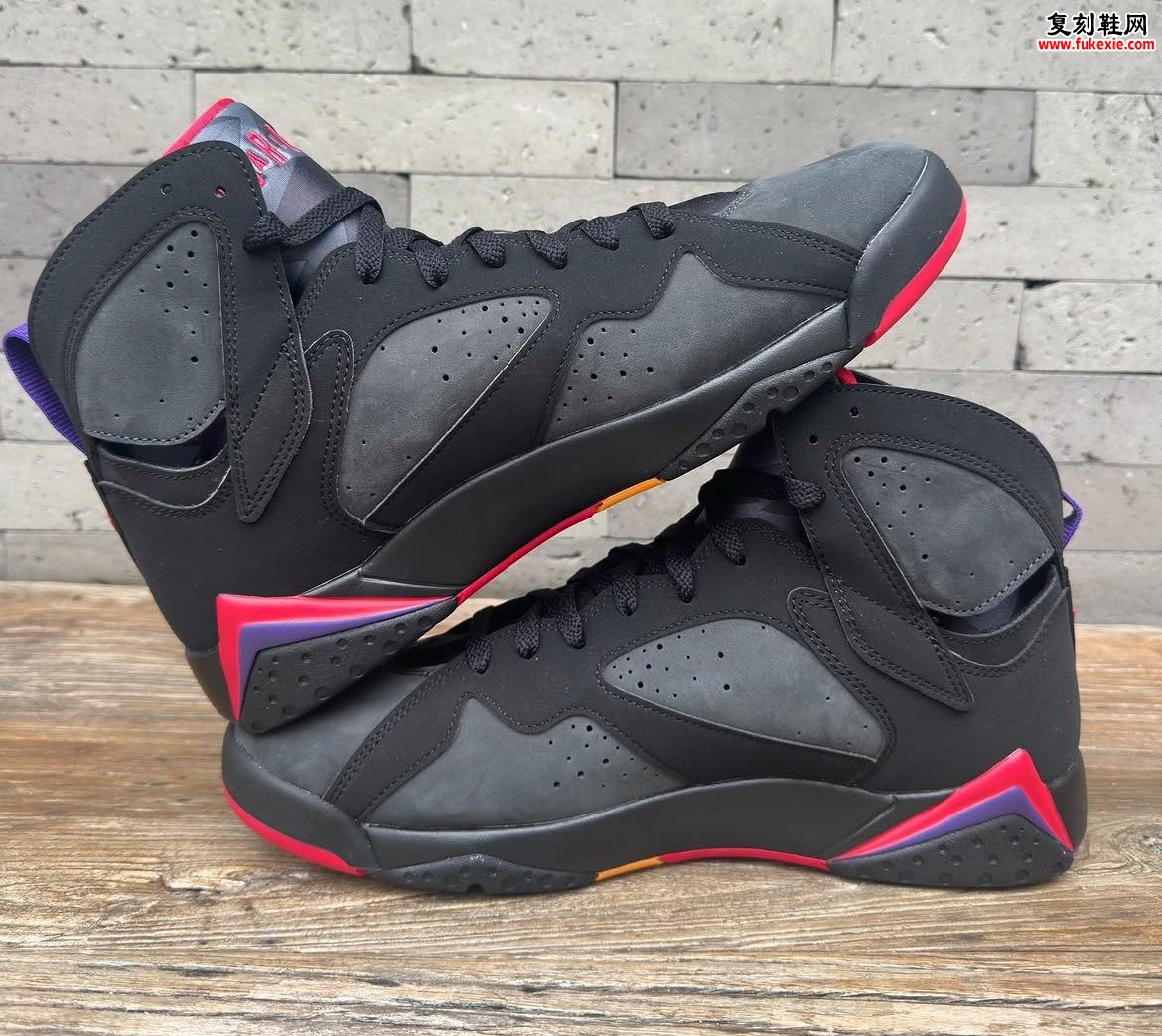 Air Jordan 7 OG “Playoffs” 2027复刻评测:昵称滞后之谜与Dark Smoke Grey元年材质回归解析插图3 Air Jordan 7 OG “Playoffs” 2027复刻评测:昵称滞后之谜与Dark Smoke Grey元年材质回归解析