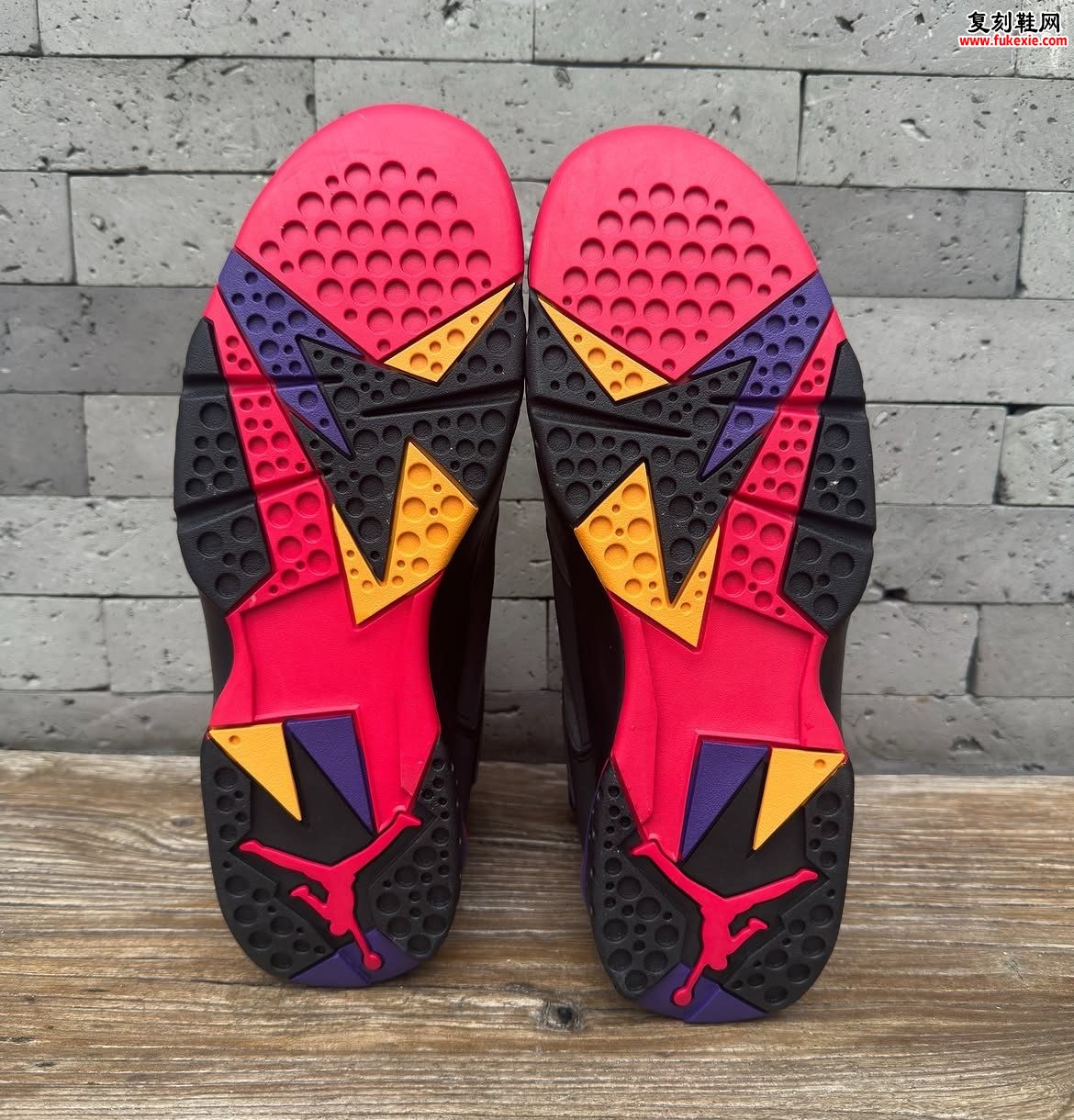 Air Jordan 7 OG “Playoffs” 2027复刻评测:昵称滞后之谜与Dark Smoke Grey元年材质回归解析插图6 Air Jordan 7 OG “Playoffs” 2027复刻评测:昵称滞后之谜与Dark Smoke Grey元年材质回归解析
