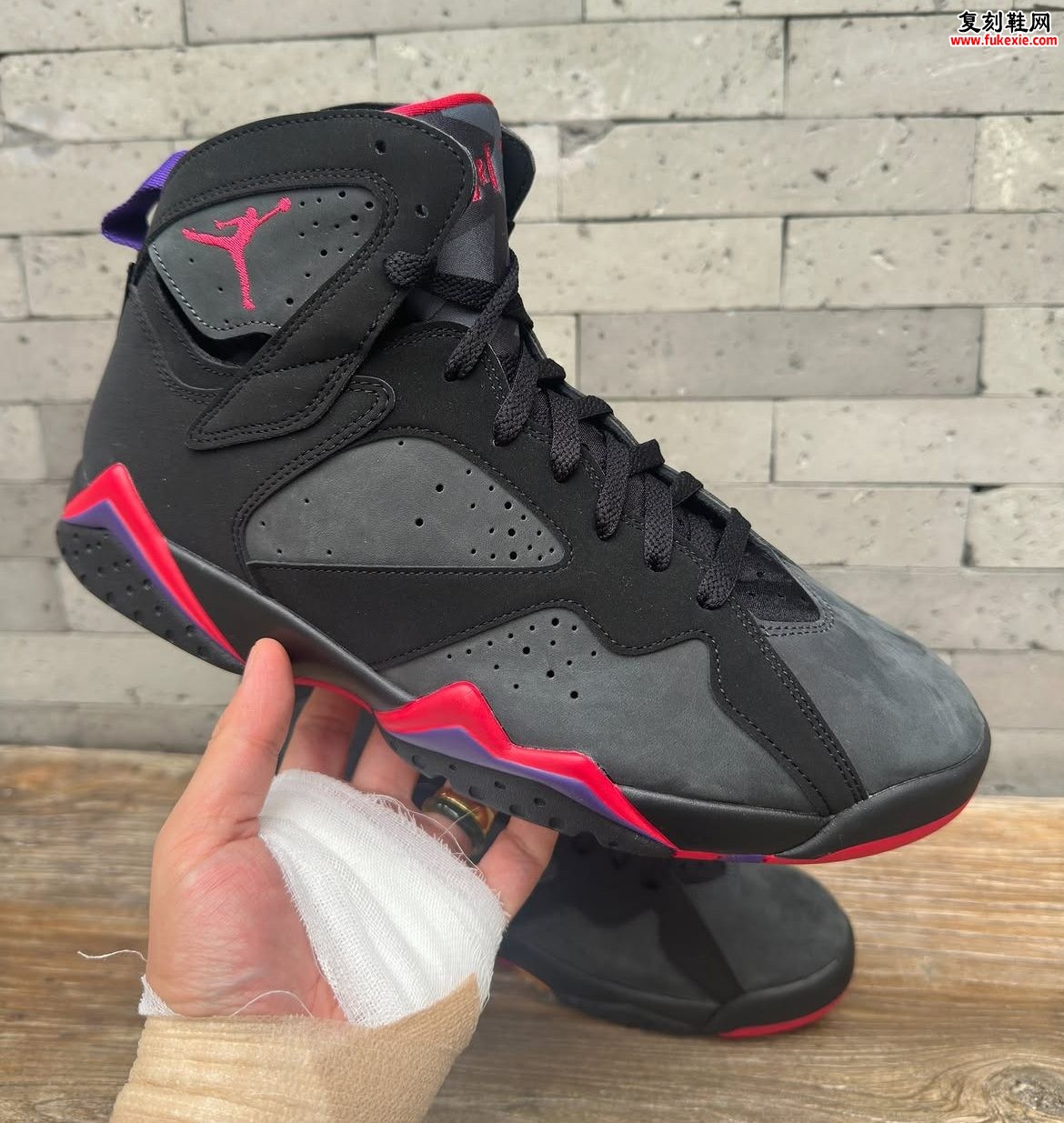Air Jordan 7 OG “Playoffs” 2027复刻评测:昵称滞后之谜与Dark Smoke Grey元年材质回归解析插图2 Air Jordan 7 OG “Playoffs” 2027复刻评测:昵称滞后之谜与Dark Smoke Grey元年材质回归解析