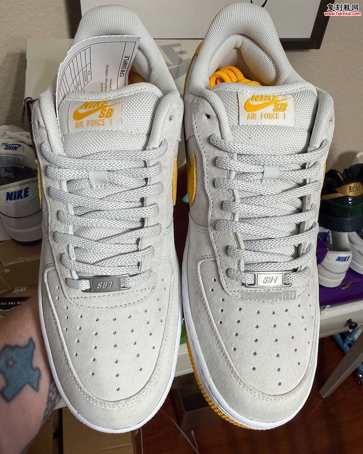上海潮流店铺Fly Streetwear携手耐克SB推出空军一号低帮光子尘埃大学金配色2026年假日季重磅发售插图4 上海潮流店铺Fly Streetwear携手耐克SB推出空军一号低帮光子尘埃大学金配色2026年假日季重磅发售
