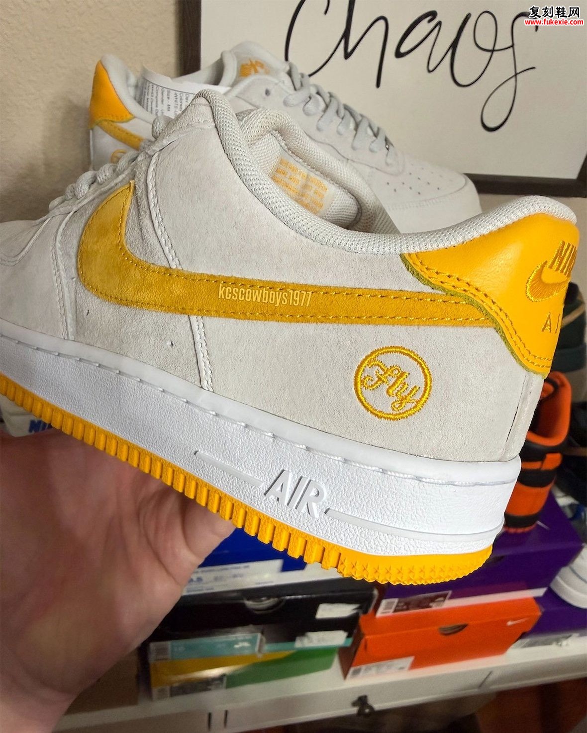 上海潮流店铺Fly Streetwear携手耐克SB推出空军一号低帮光子尘埃大学金配色2026年假日季重磅发售插图5 上海潮流店铺Fly Streetwear携手耐克SB推出空军一号低帮光子尘埃大学金配色2026年假日季重磅发售