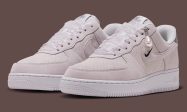 Nike Air Force 1 Low“珍珠吊坠浅灰”女款秋季发售，绒面鞋身丝带鞋带定价125美元货号IX7362-078缩略图